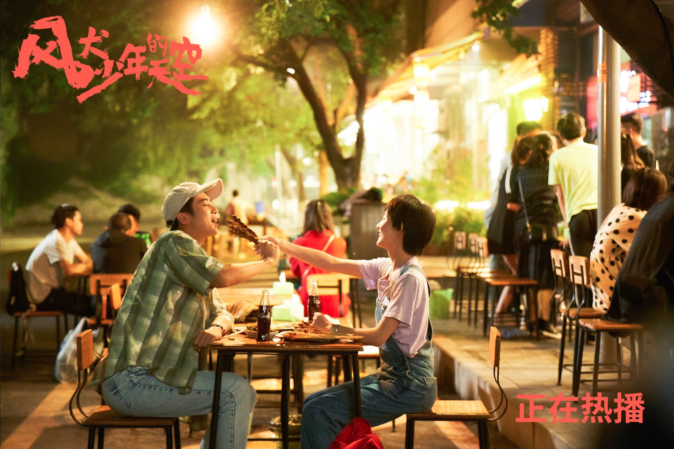 _天幕下的夜色赛：夜晚灯火辉映中的网球盛典_，内心恐惧缺乏安全感
